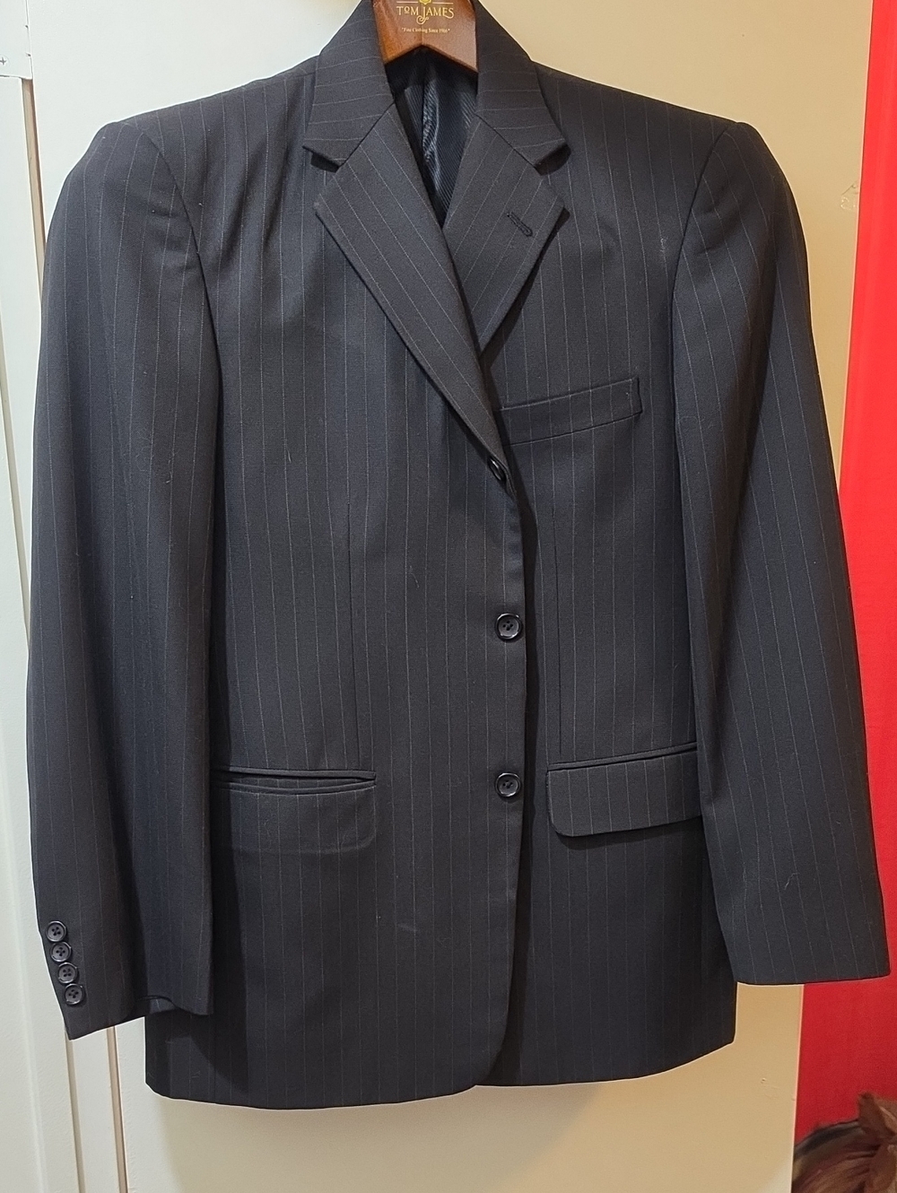 Sensons Confidential Men's Black Pinstripe Suit